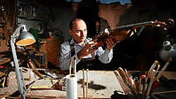 Vioolbouwer Gert Schrijvers in zijn atelier in Hasselt. Yorick Jansens<br>