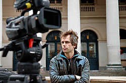 Eric Smeesters wacht op verhalen op het Muntplein in Brussel.Herman Ricour<br>