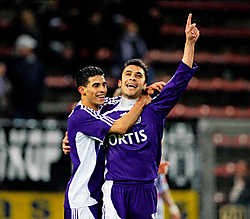 Mbark Boussoufa omhelst zijn ploegmaat Ahmed Hassan. Beide Anderlechtspelers hadden met elk een doelpunt een groot aandeel in de gemakkelijke zege tegen Charleroi.photo news<br>