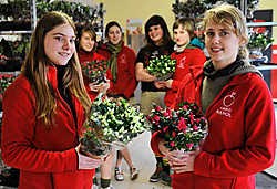 Charlotte Nies en Ellen Vandevelde kregen van de hulpdiensten een bloemetje voor hun alerte optreden. <br> Florian <br>Van Eenoo<br>