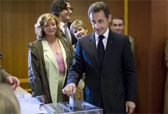 Partij Sarkozy krijgt klappen