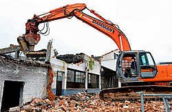De voormalige Ford-garage in de Deken Darraslaan gaat tegen de grond en maakt plaats voor 26 sociale appartementen.<br>Stefaan Beel