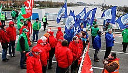 De stakers bezetten anderhalf uur Zelzatebrug, waardoor geen enkel zeeschip de Gentse haven in of uit kon.Frederiek Vande Velde<br>
