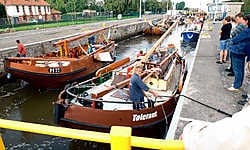Het kanaal Brussel-Charlerloi vierde vorig jaar zijn 175ste verjaardag. Dit jaar werd het aanbod gevoelig uitgebreid met een kanaalomnibus en meer boottochten vanuit Halle.Yvan De Saedeleer
