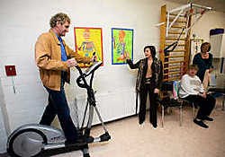 Jean-Marie Pfaff test persoonlijk de nieuwe crossergometer van het tehuis.Jef Collaer<br>