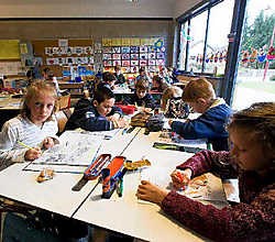 De kinderen zitten in eilandjes. Dat is overzichtelijk maar vergt wel wat plaats.Jef Collaer<br>