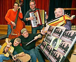 De groep bestaat uit veertigers en vijftigers uit de streek die elk hun eigen muzikale ervaring inbrengen Koen Merens