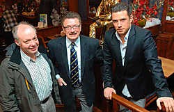Hallenaar John Horton is terug van weggeweest. Samen met zoon Jeason vormt hij nu een onafscheidelijke tandem. Rik Goossens is de derde man achter de schermen. Yvan De Saedeleer