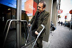 Johan Bijttebier: 'Wanneer het om nieuwe gebouwen gaat, aanvaarden we geen excuses meer. De hoofdingang moet voor iedereen toegankelijk zijn, ook voor mensen met een handicap.'Wim Kempenaers