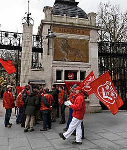 De socialistische vakbond ABVV deelde gisteren pamfletten uit aan de poort van de Zoo.Walter Saenen