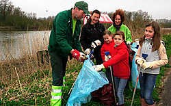 Langs de dijk werden onder meer drank- en snoepverpakkingen en schaaltjes van voedingswaren opgeraapt. Luc Verstraeten