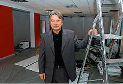 Zaakvoerder Guy Brisaert verhuist in april naar dit nieuwe kantoor in Groot-<br>Bijgaarden.<br>Yvan <br>De Saedeleer