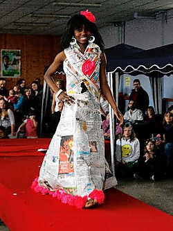 De modeshow met jurkjes in papier en karton werd een onverhoopt succes.<br> Michel Moens