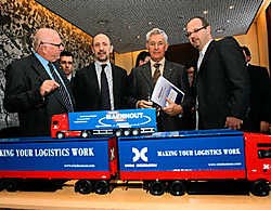 Wim Bosman, Peter Maenhout, Johan Vande Lanotte, Henri Maenhout en voorzitter Bart Bronders van het Economisch Huis Oostende bij de ecotruck van de Nederlands-Belgische firma Bosman-Maenhout die fors zal investeren in een nieuw logistiek centrum op het Pl