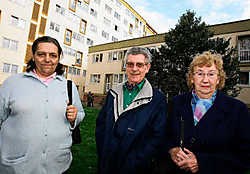 Lisette Broothuys (rechts), Theophile Vincent en Jacqueline Van Caillie: 'Blij dat dit gebeurt en het was nodig, want de mentaliteit in onze buurt is sterk achteruitgegaan.'Frederiek Vande Velde