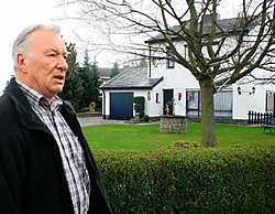 Buurtbewoner Eddy Jacobs is niet gelukkig met de twee voorgestelde proefopstellingen. Emiel Vermeir
