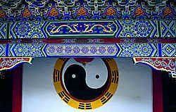 Het cirkelvormige symbool voor yin en yang, respectievelijk het passieve en het actieve beginsel in de kosmos, komt voor bij zowel de confucianisten als de taoïsten. Alamy<br>