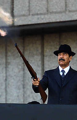 Saddam koos voor een onmogelijke evenwichtsoefening.reuters<br>