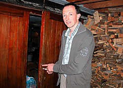 Uitbater Luc Wachtelaer toont de inbraaksporen. 'Nochtans stonden de deuren van het hotel gewoon open.'Fanny Lauwerier