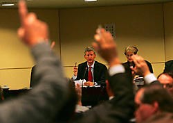 Nadat een Vlaamse meerderheid in november 2007 de voorstellen over de splitsing van BHV had goedgekeurd, riep de Franse Gemeenschap een belangenconflict in. Daardoor kwam een reeks overlegrondes op gang. pn<br>