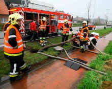 De brandweer plaatste een pomp aan de hoofdriolering en pompte het water in weilanden. Louis Verbraeken