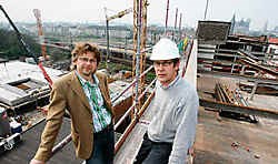 Rudy Leroy (links) en architect Ignace Dumoulin op de werf. Links op de achtergrond de ruime parkeergarage waarop het grootste 'groendak' van Gent komt.Frederiek Vande Velde