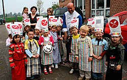 De kleuters bleken Piet Huysentruyt niet alleen te kennen, de meeste waren echte fans. Emiel Vermeir
