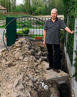 Herman De Pauw is het wachten moe. 'De aansluiting voor de meter is gebeurd. Maar het onderboren van de straat laat op zich wachten.' Hendrik De Rycke