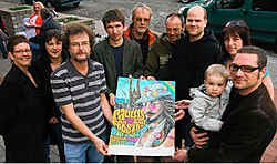 Bart Simoens (rechts) en leden van de vzw Paulusfeesten stellen de affiche voor. Peter Maenhoudt<br>