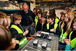 De leerlingen mochten zelf even aan de slag in het atelier; het leukste moment van de dag. Frederiek Vande Velde