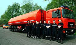 De brandweermannen van Boom staan bij de tankwagen van 40.000liter. De mastodont is wellicht de grootste brandweertankwagen van België. Eddy Van Ranst<br>