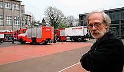 Elektricien Alain Clippeleyr, die op de zolder bezig was, merkte de brand op. Herman De Wit