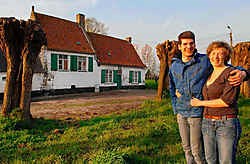 Nieuwe eigenaars David Hollez en Ilse Voet herstellen alles stukje voor stukje. Michel Vanneuville