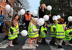 Actie in de Adolf Bayensstraat, 'voor meer respect voor de zebrapaden aan onze school.'gia