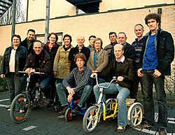 Tom Steels (tweede van links) en zijn echtgenote Leen Goeman organiseren mee de fietshappening. Hun dochtertje Lobke verblijft in het Veer.<br> Paul De Malsche