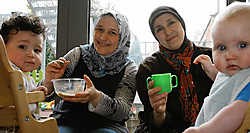 Latifah Bouhoute (r.) en Müyser Calliskan: meer zelfvertrouwen door te studeren.Isabelle Pateer<br>