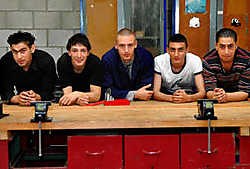 De leerlingen van de Spectrumschool vinden hun school niet te streng. V.l.n.r. Jeton, Dimitri, Igor, Florim en Mohamed.pdw<br>