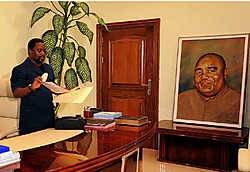 President Joseph Kabila in het Palais de la Nation in Kinshasa, onder het wakend oog van zijn vader, Laurent-Désiré Kabila.belga<br>