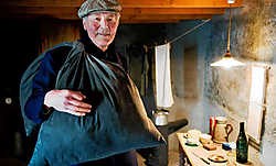 Albert Supeene met zijn 'balluchon' of schoofzak in het Fransmansmuseum in Koekelare.Stefaan Beel<br>