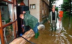 Rudy Van Driessche (rechts) dagvaardde in 2005 de stad Ronse voor de steeds weerkerende wateroverlast. srd<br>
