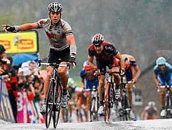 Kim Kirchen komt als eerste boven op de Muur van Hoei, Cadel Evans moet vrede nemen met de tweede plaats. pn<br>