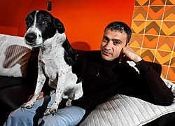 Remo Perrotti en zijn hond Knal, een van de acteurs in het theaterstuk.Yorick Jansens<br>