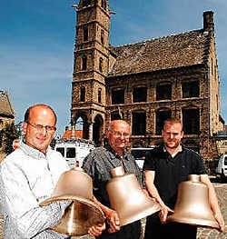 Jan Dequidt, Frans Deschuytter en Daan Vandenbussche met drie van de achttien klokken. Isabelle Vanhassel<br>