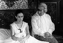 Doña Rosita (Rosemarie Bergmans) en Don Cristobal (Cyriel Van Gent) maken dankbaar gebruik van het kasteelbed.VRT Archief<br>