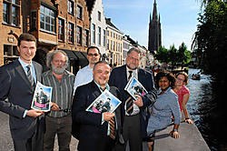 Pier Paolo Solinas (vooraan), Christophe Goethals (Martin's Brugge Hotel, links), Jean-Pierre Drubbel (toerisme Brugge), Dieter Demul (directeur toerisme Brugge) en toerismeschepen Jean-Marie Bogaert willen de Italianen naar Brugge lokken. Michel Vanneuvi