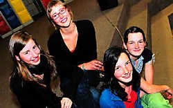 De zusjes Dewitte en de zusjes Bernard waren bij de laureaten van de poëziewedstrijd 'Gebroken Wit' georganiseerd door de Kortrijkse pleinscholen.Patrick Holderbeke