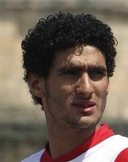 Marouane Fellaini (m.) vloog gisteravond naar Engeland om voor vijf jaar te tekenen bij Everton.photo news<br>