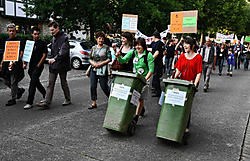 Met de optocht willen de leerkrachten, leerlingen en ouders hun eisen kracht bijzetten. 'Nieuwe leerlingen zullen verdwalen in zo'n grote school', klinkt het. Louis Verbraeken