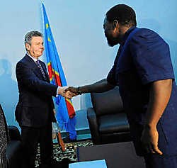 Karel De Gucht (l.) en Joseph Kabila tijdens hun ontmoeting in Kinshasa op 21 april. Ook toen al ging het over de noodzaak van goed bestuur, de wijdverspreide corruptie en het gebrek aan respect voor de mensenrechten.belga<br>