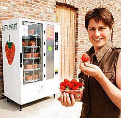 Rita Janssens, vrouw van Franky Vanroose, geniet van de aarbeien uit de automaat. Isabelle Vanhassel